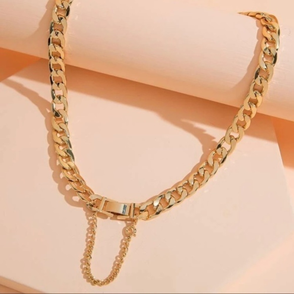 NEW!! 💛 Chain Necklace - Picture 2 of 3